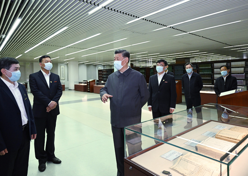 2022年4月25日，習(xí)近平來(lái)到中國(guó)人民大學(xué)考察調(diào)研。這是他在圖書(shū)館考察。