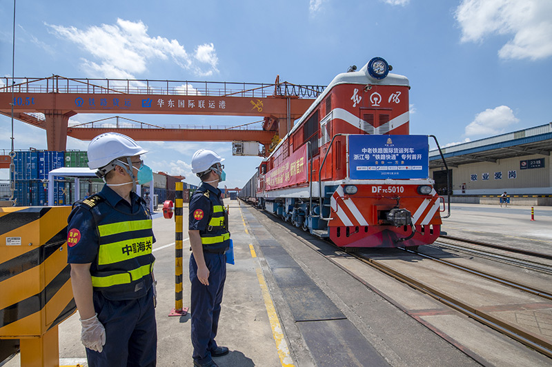 2022年6月29日，浙江金華，中老鐵路國際貨運(yùn)列車浙江號“鐵路快通”首趟專列經(jīng)海關(guān)監(jiān)管后，從浙江省鐵路金華南站鳴笛啟程，經(jīng)磨憨口岸駛向老撾萬象。