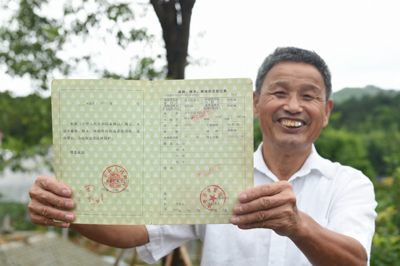2017年6月13日，福建武平縣萬安鎮(zhèn)捷文村村民李桂林展示林權(quán)改革后領(lǐng)到的全國第一本新式林權(quán)證。