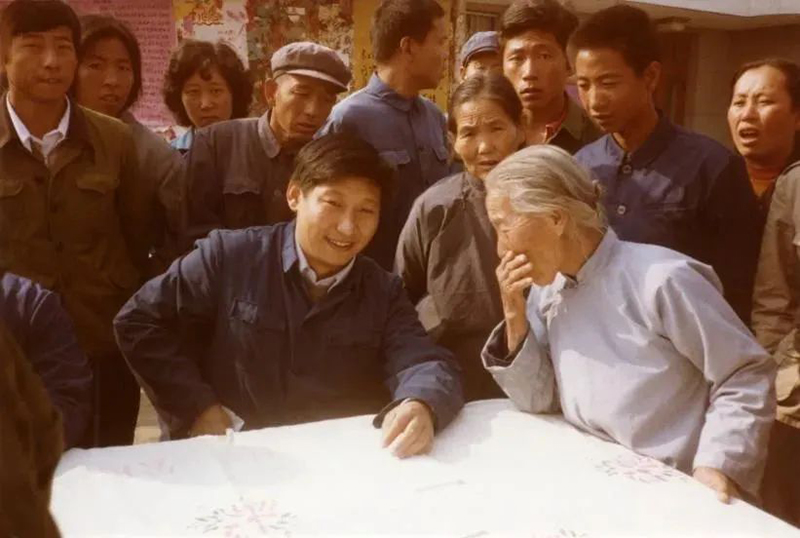 1983年，時(shí)任河北正定縣委書記的習(xí)近平，臨時(shí)在大街上擺桌子聽取老百姓意見。