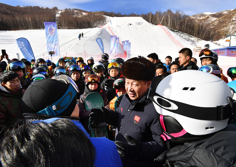 2017年1月23日，習(xí)近平總書記在云頂滑雪場同正在集訓(xùn)的國家滑雪隊運動員及滑雪愛好者親切交談。