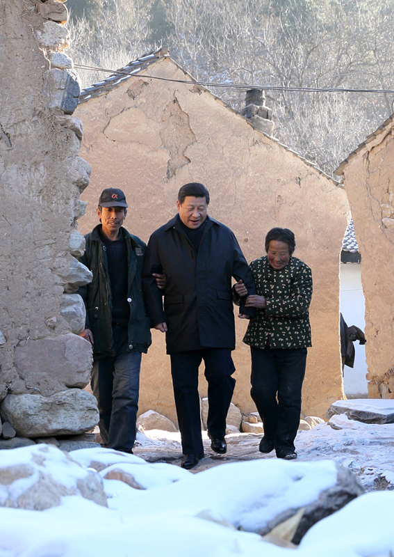 2012年12月30日，習(xí)近平總書記來到地處深山的河北阜平駱駝灣村，走進困難群眾唐宗秀家慰問看望。