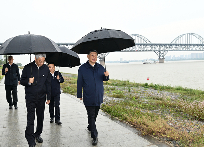 2023年10月10日，習近平在長江國家文化公園九江城區(qū)段考察時，冒雨沿江堤步行察看沿岸風貌。