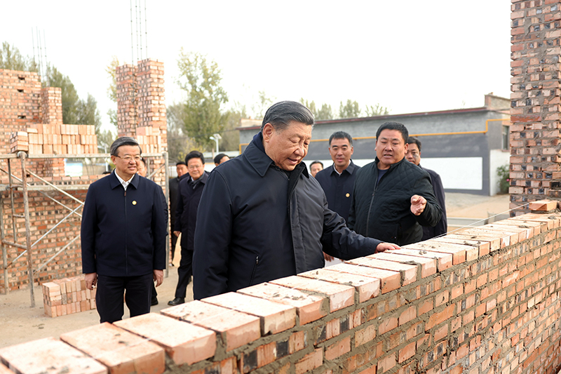 2023年11月10日，習(xí)近平總書記在河北保定涿州市刁窩鎮(zhèn)萬全莊村房屋重建施工現(xiàn)場考察。
