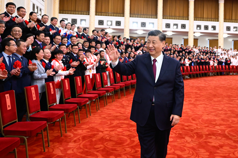 2022年4月8日，北京冬奧會、冬殘奧會總結(jié)表彰大會在北京人民大會堂隆重舉行。會前，習(xí)近平等會見北京冬奧會、冬殘奧會突出貢獻(xiàn)集體代表、突出貢獻(xiàn)個(gè)人和中國體育代表團(tuán)成員。