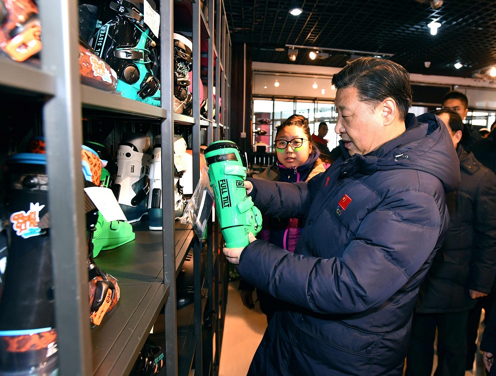 2017年1月23日，習(xí)近平總書記在河北省張家口市云頂滑雪場雪具大廳了解各式雪具的不同功用。