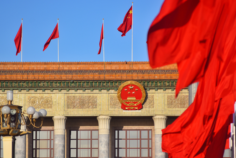 2024年3月8日，北京上空現(xiàn)“兩會藍(lán)”，人民大會堂前紅旗飄揚。
