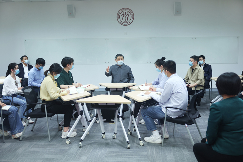 2022年4月25日，習(xí)近平總書記來到中國(guó)人民大學(xué)考察調(diào)研。這是總書記在立德樓觀摩思政課智慧教室現(xiàn)場(chǎng)教學(xué)并參與討論。