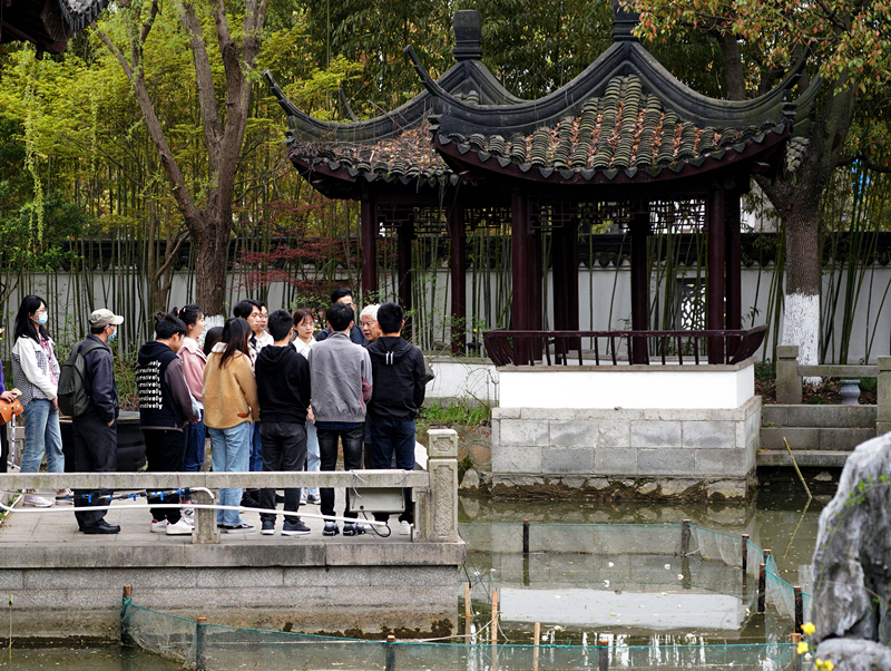 2021年3月30日，在上海交通大學(xué)南蘇園的“微型洱?！迸?，孔海南教授為學(xué)生們打造“沉浸式”思政課。