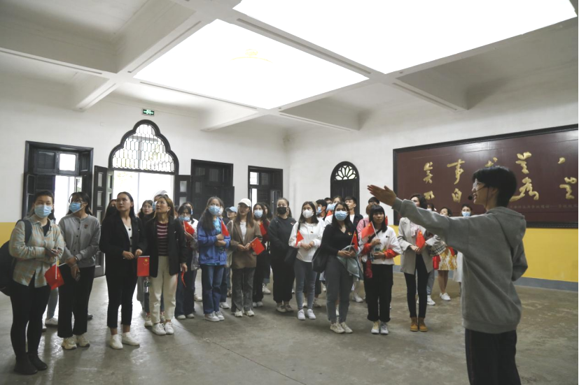 2021年5月20日，在喜迎中國共產(chǎn)黨建黨100周年之際，我校開展了少數(shù)民族學(xué)生“學(xué)黨史、感恩黨、跟黨走”紅色研學(xué)活動(dòng)。