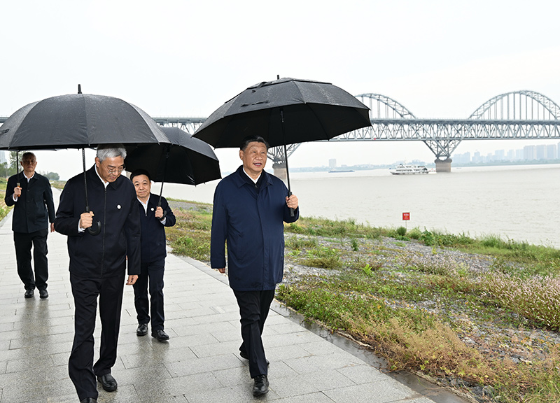 2023年10月10日至13日，中共中央總書記、國(guó)家主席、中央軍委主席習(xí)近平在江西考察。這是10日下午，習(xí)近平在長(zhǎng)江國(guó)家文化公園九江城區(qū)段考察時(shí)，冒雨沿江堤步行察看沿岸風(fēng)貌。新華社記者 謝環(huán)馳 攝