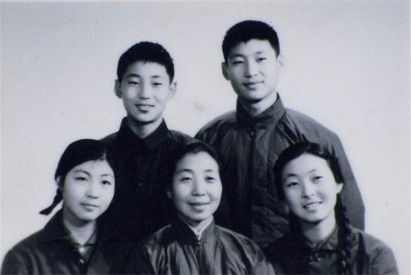 1972年冬，齊心和子女們。前排右起:齊橋橋、齊心、習(xí)安安。后排右起:習(xí)近平、習(xí)遠(yuǎn)平。