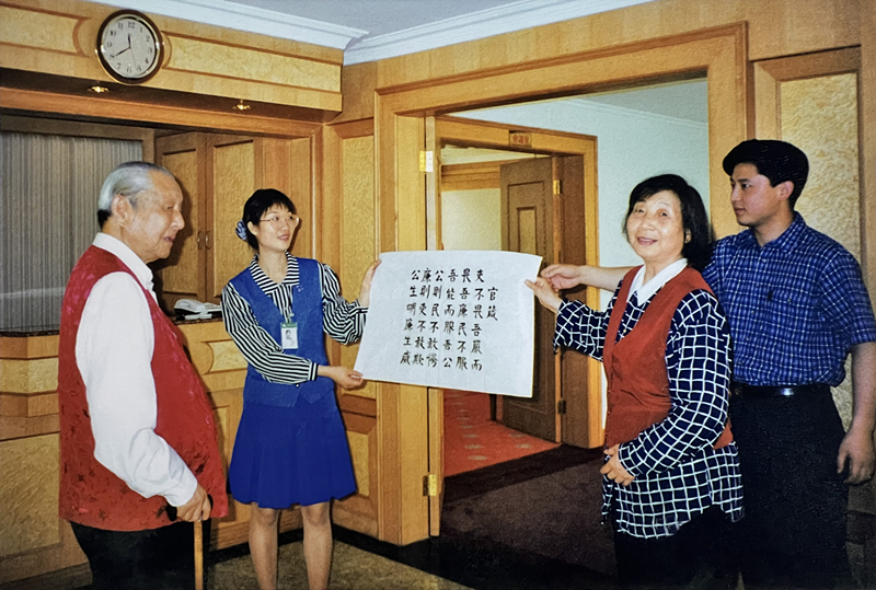 1999年3月，習(xí)仲勛欣賞齊心的書法作品《官箴》。