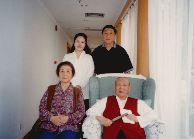 這是習(xí)近平、彭麗媛同習(xí)仲勛、齊心的合影。