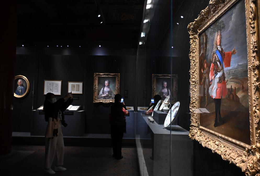 4月1日，作為中法文化旅游年的重要項目，“紫禁城與凡爾賽宮——17、18世紀(jì)的中法交往”展覽在故宮文華殿開幕。圖為觀眾當(dāng)天參觀展覽。新華社記者 金良快 攝