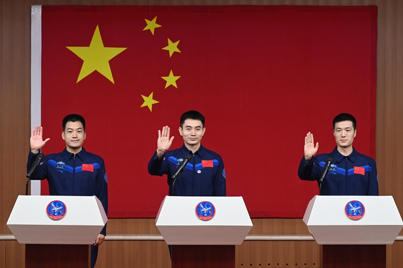 2024年月24日，神舟十八號載人飛行任務(wù)航天員葉光富（中）、李聰（右）、李廣蘇在酒泉衛(wèi)星發(fā)射中心問天閣與媒體記者集體見面。