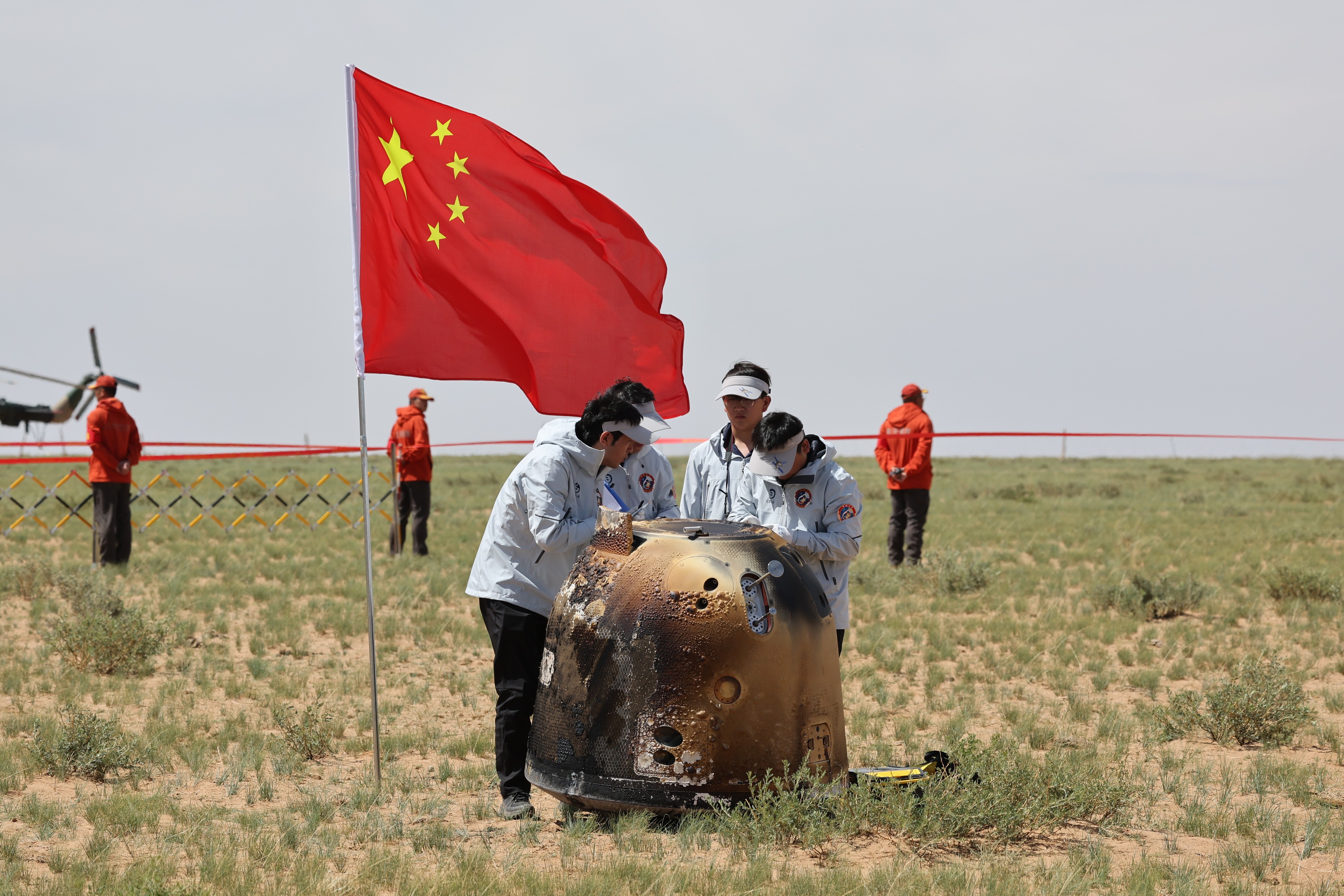 6月25日拍攝的嫦娥六號返回器回收現(xiàn)場。