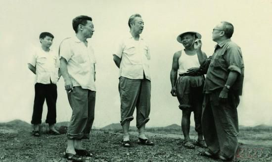 1978年8月，習(xí)仲勛（左三）在廣東惠陽農(nóng)村調(diào)研。在清華大學(xué)讀書的習(xí)近平（左一）利用暑假時(shí)間參加社會(huì)實(shí)踐，隨同父親一起下鄉(xiāng)。