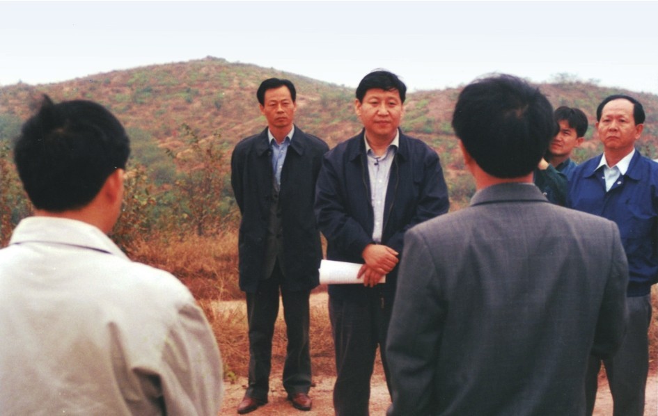 1999年11月，習近平在龍巖市長汀縣河田水土流失治理區(qū)調(diào)研。圖源：《習近平在福建（下）》