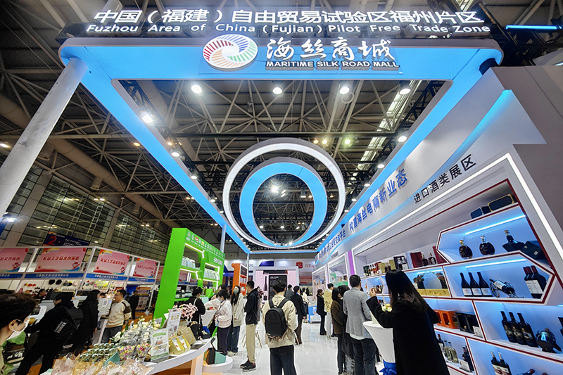 2024年3月18日，第四屆中國跨境電商交易會在福建福州開幕。展會聚焦“鏈接跨境全流域 共建電商新生態(tài)”，集聚全國80余個外貿(mào)產(chǎn)業(yè)帶的上千家供應(yīng)鏈企業(yè)。