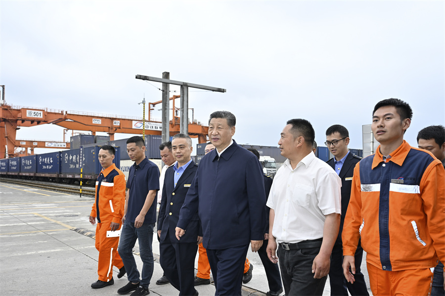 2024年4月22日至24日，中共中央總書記、國家主席、中央軍委主席習(xí)近平在重慶考察。這是22日下午，習(xí)近平在重慶國際物流樞紐園區(qū)重慶鐵路集裝箱中心站，同貨車司機、列車司機、裝卸工人、場站管理人員等親切交流。新華社記者 岳月偉 攝