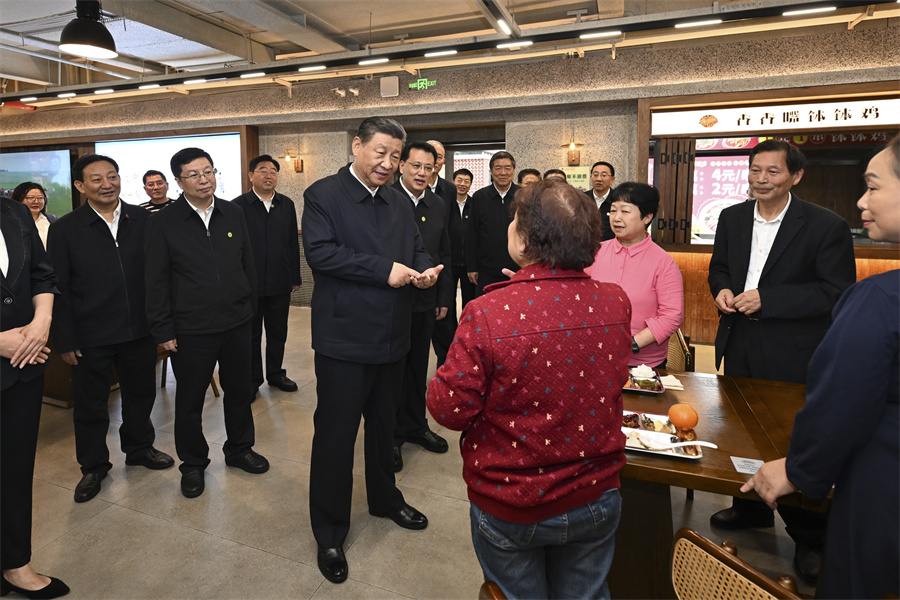 2024年4月22日下午，習(xí)近平在九龍坡區(qū)謝家灣街道民主村社區(qū)考察時，同正在社區(qū)食堂就餐的群眾親切交流。新華社記者 謝環(huán)馳 攝