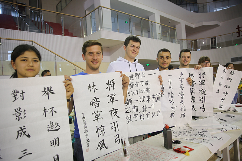 2017年6月5日，來自青島大學(xué)和中國石油大學(xué)（華東）的外國留學(xué)生在展示剛剛現(xiàn)場完成的書法作品。