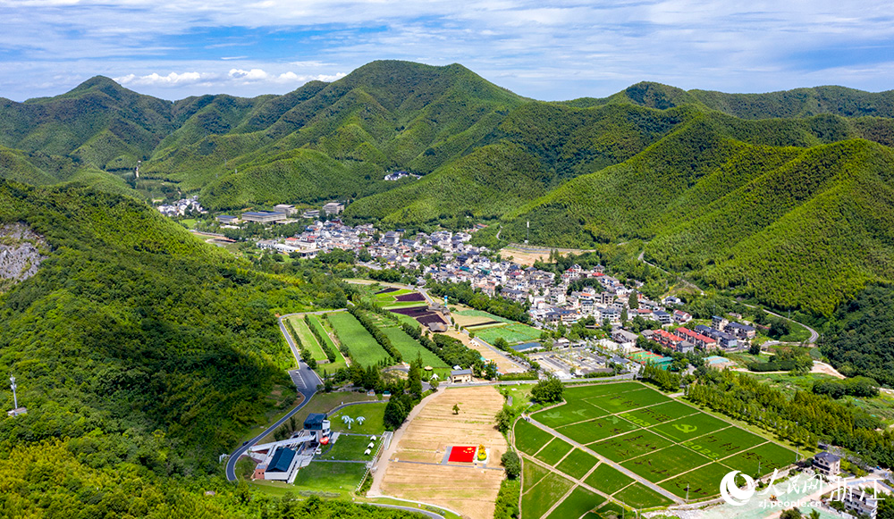 俯瞰余村全貌。人民網(wǎng) 章勇濤 攝