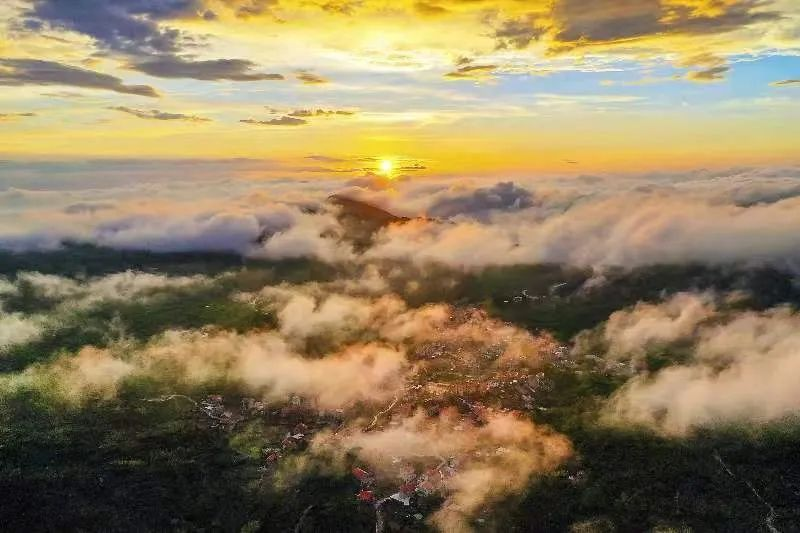 圖為云霧繚繞的軍營村，群山盡翠，紅瓦掩映。廈門市委宣傳部供圖