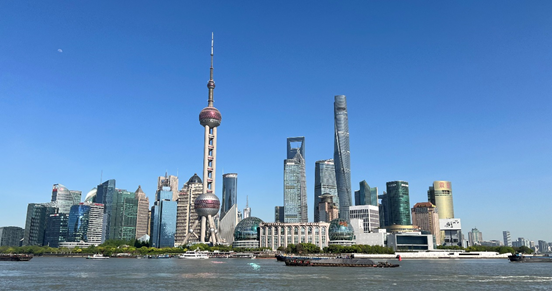 沿蘇州河遠眺陸家嘴城市建筑群。人民網(wǎng) 馬作鵬 攝