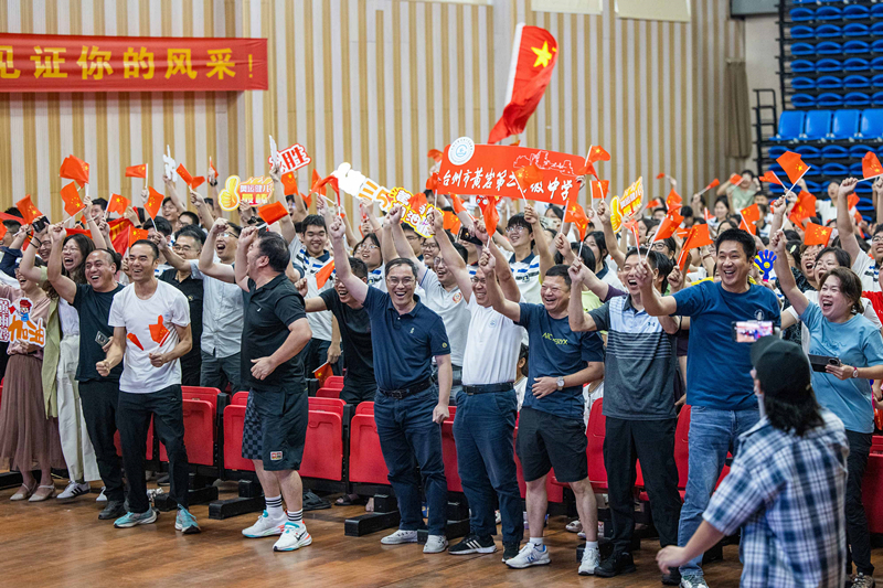 北京時(shí)間7月27日，2024年巴黎奧運(yùn)會(huì)首個(gè)比賽日，在射擊10米氣步槍混合團(tuán)體比賽中，中國(guó)選手黃雨婷/盛李豪獲得金牌。圖為黃雨婷的母校師生們通過收看奧運(yùn)直播的方式為她加油助威。